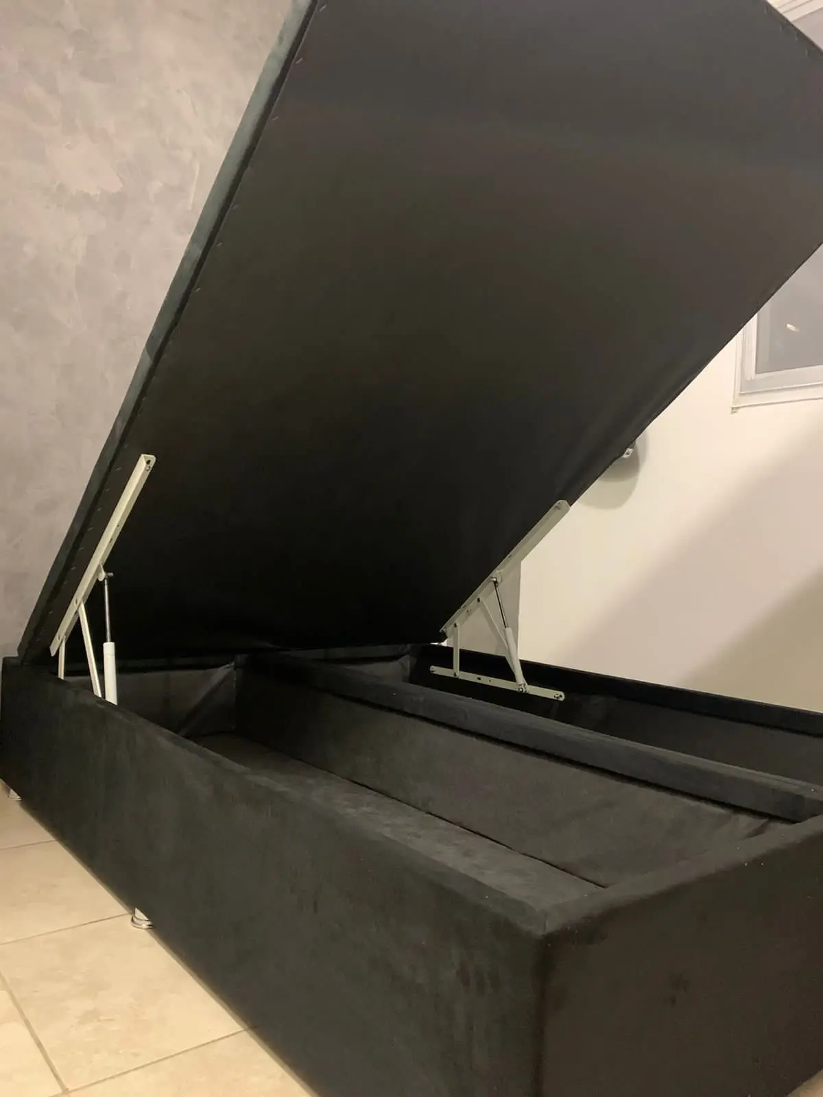 Box baú com acabamento premium em couro ecológico