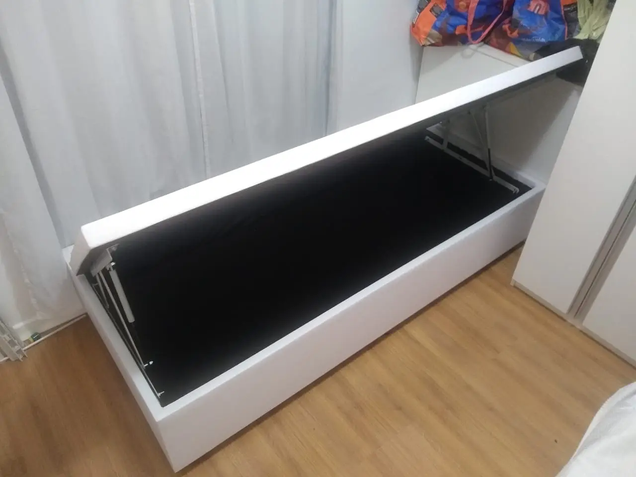 Detalhe da pistão a gás e costura dupla do box baú